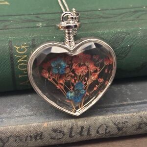 NWOT- Natural Real Dried Flower Heart Glass Necklace 13.5 inches Silver Tone